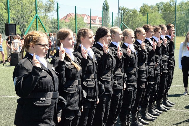 W kilku szkołach zarządzanych przez powiat działają klasy mundurowe. W ZSP nr 1 jest klasa policyjna i strażacka