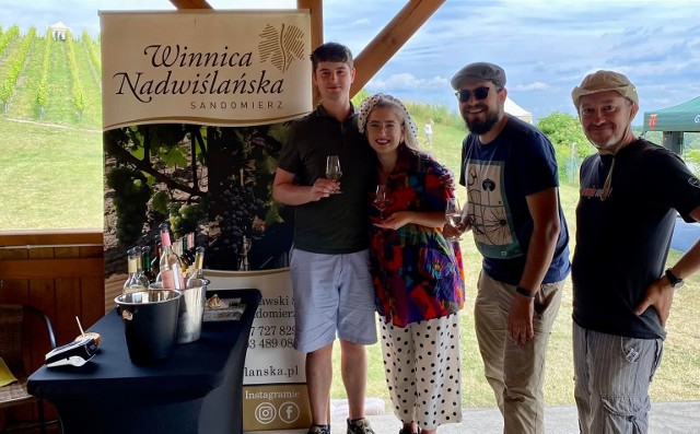 Uczestnicy pikniku mieli okazję skosztować win z Sandomierskiego Szlaku Winiarskiego.