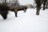 Z przystanku przy zielonogórskich elżbietankach korzysta mnóstwo mieszkańców. Skwer może się zmienić. Będą leżaki, zieleń i monitoring?