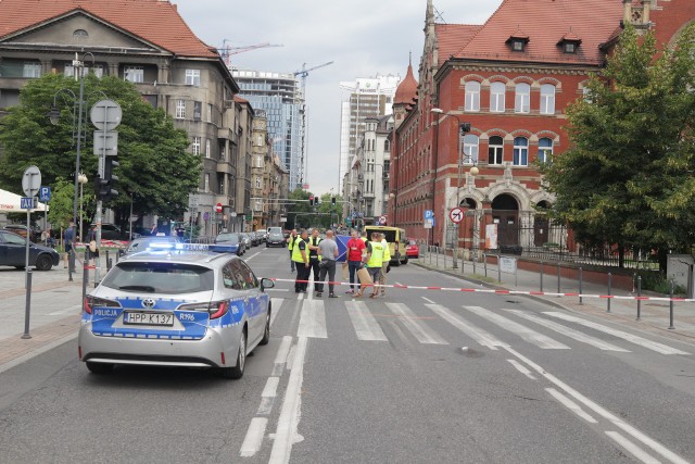 Policja bada okoliczności tragicznego wypadku na ul. Mickiewicza w Katowicach. Pod kołami autobusu zginęła nastolatka. Zobacz kolejne zdjęcia. Przesuń w prawo - wciśnij strzałkę lub przycisk NASTĘPNE