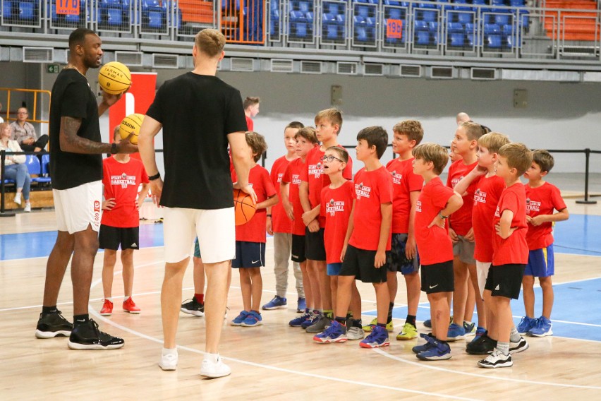 Dzieci trenowały z koszykarzami Startu Lublin. Zobacz zdjęcia