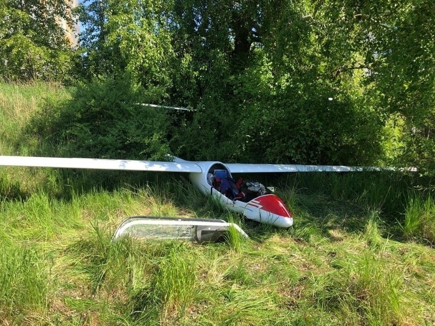 Pilot zmuszony był do awaryjnego lądowania na terenach...