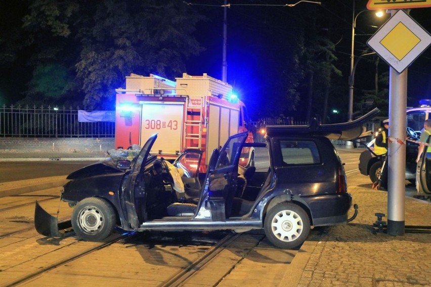 Wypadek na Poniatowskiego. Pijany kierowca uderzył w słup