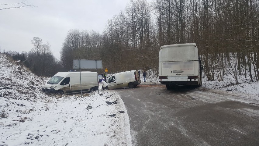 Autobusem nie podróżowali żadni pasażerowie. W wyniku...