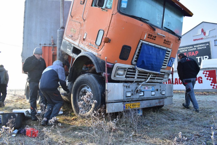 Kierowca z Iranu utknął w Polsce z powodu awarii ciężarówki. Przyjaciele z Polski zebrali już ponad 100 tysięcy złotych na zakup nowego auta