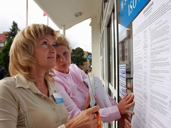 Urzędniczki (od lewej) Alicja Czeczotka i Monika Kobierska nakleiły wczoraj obwieszczenie wyborcze w wejściu do koszalińskiego ratusza. To z niego każdy mieszkaniec może się dowiedzieć, gdzie konkretnie jest jego lokal wyborczy.