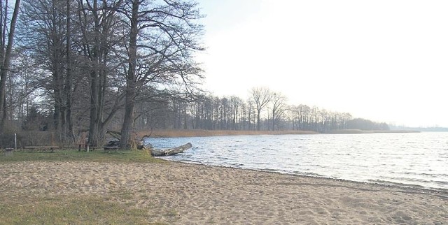 W tym miejscu w Gudowie nad jeziorem Lubie za unijne pieniądze powstanie plaża wiejska.