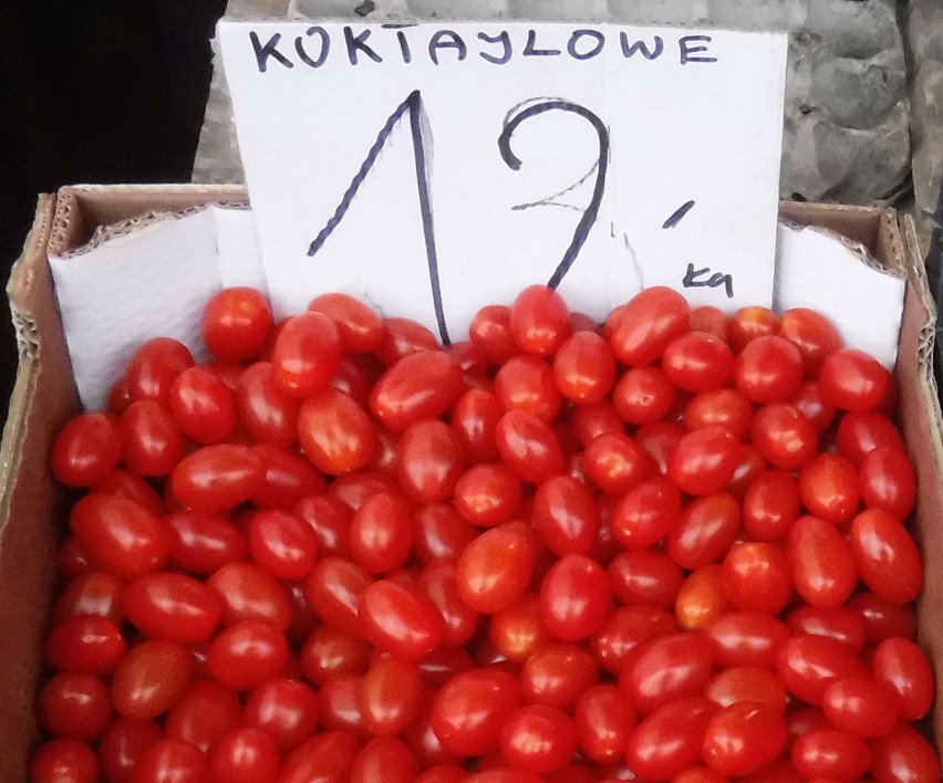 Pomidory były w cenie od 7,50 do 12 złotych za kilogram. Tu...