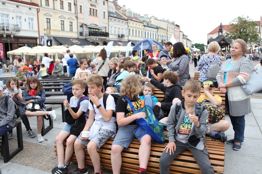 Dzień Dziecka na rzeszowskim Rynku. Od 1 czerwca można grać na fortepianie! [ZDJĘCIA]
