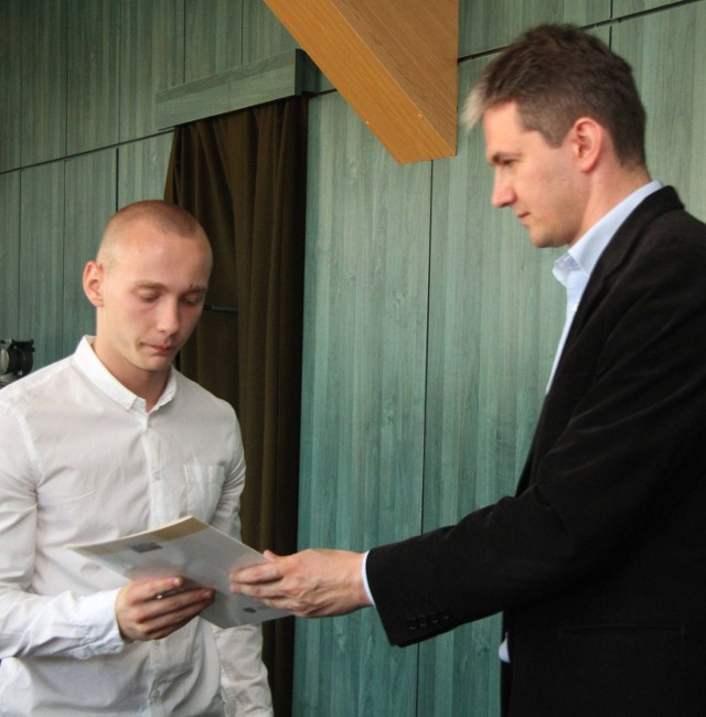 Dominik Kwapisz ze Stali Kunów z rąk marszałka Adama Jarubasa otrzymał w Kielcach pismo o przyznaniu stypendium.
