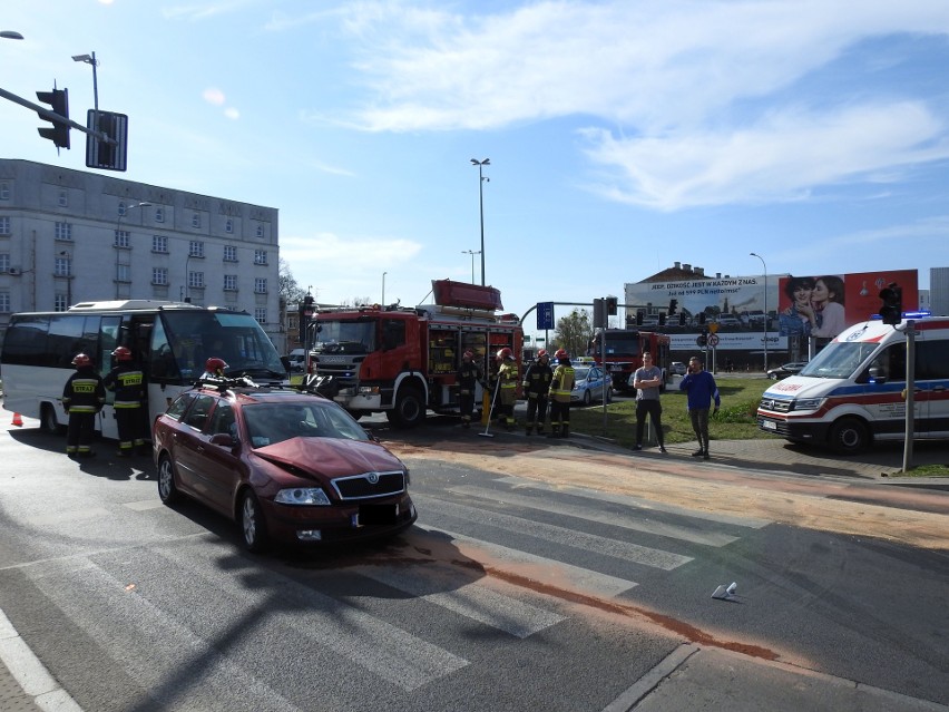 Białystok. Wypadek w centrum Białegostoku. Na Placu Niepodległości bus z pasażerami zderzył się ze skodą [ZDJĘCIA]