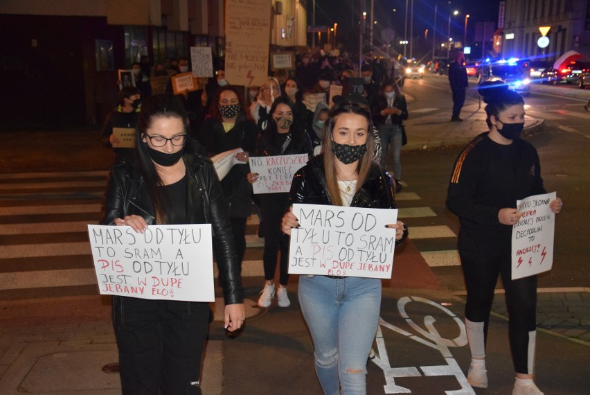 Strajk kobiet. Tłumy ludzi na ulicach Kędzierzyna-Koźla. Pod kościołem odpalono racę i świecę dymną. Wejścia do świątyni pilnowali mężczyźni