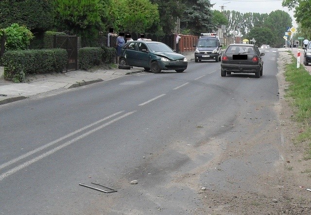 Groźna kolizja opla z fordem w miejscowości Krzywosądz