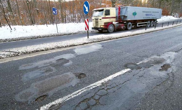 To rejon przystanku autobusowego, w pobliżu zjazdu do Kędzierzyna. Usłyszeliśmy od drogowców, że w tymmiejscu "nastąpiło kruszenie warstwy ścieralnej drogi&#8221;. Łaty na to nic nie pomogą, dlatego ma tu sięwkrótce pojawić ograniczenie prędkości.