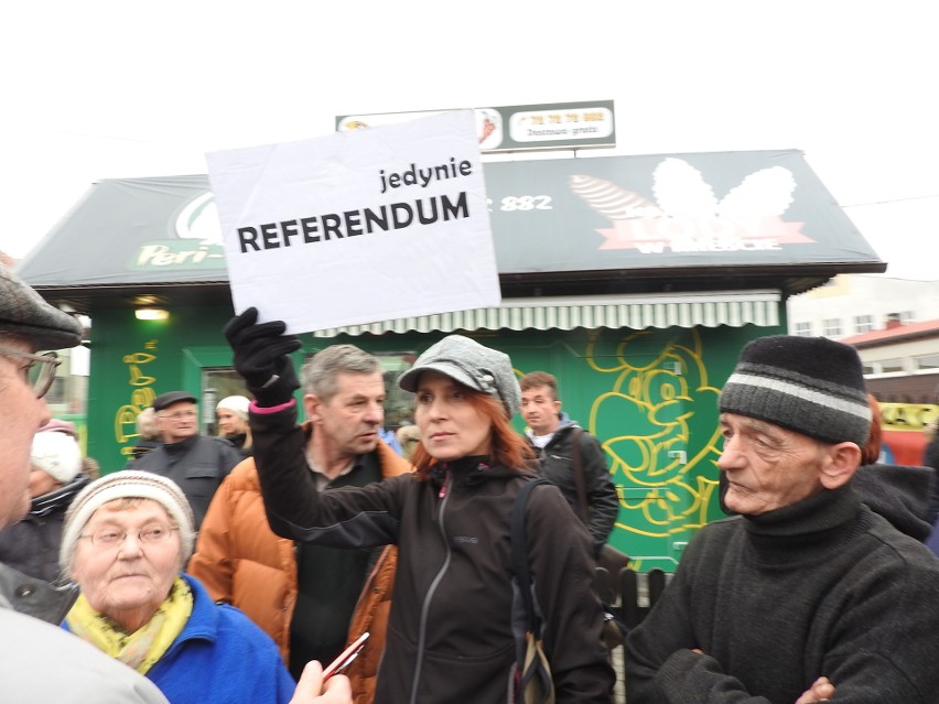 Elżbieta Łaski (w środku) od dwóch lat protestuje przeciwko...