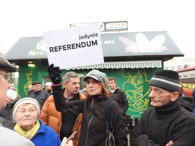 Elżbieta Łaski (w środku) od dwóch lat protestuje przeciwko decyzji burmistrza o zakazie wjazdu busów na ten plac. Teraz, dzięki inicjatywie obywatelskiej może jej się to udać.