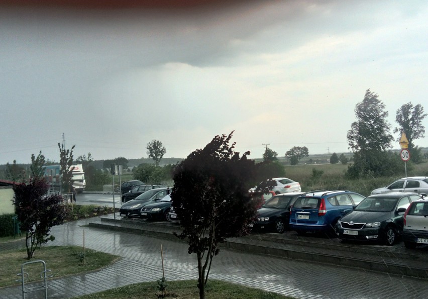 Burza we Wrocławiu. Ulewny deszcz, silny wiatr i grad [FILM]