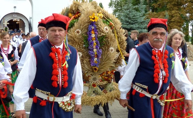 Bardzo okazale  wypadła w Tuczępach prezentacja wieńców dożynkowych, a jeden... piękniejszy od drugiego.