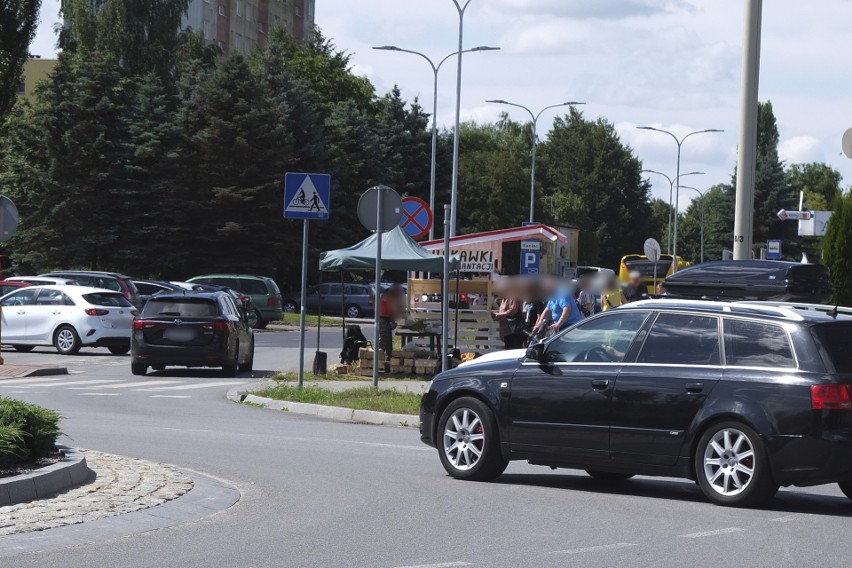 Czy budki na ulicy Andersa w Słupsku ograniczają widoczność kierowców? ZIM twierdzi, że nie, ale i tak je przestawi [ZDJĘCIA]