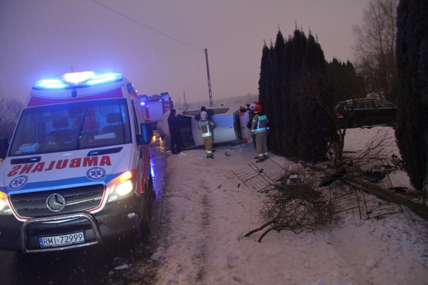 Wypadek w Woli Baranowskiej. Dachował samochód [ZDJĘCIA]