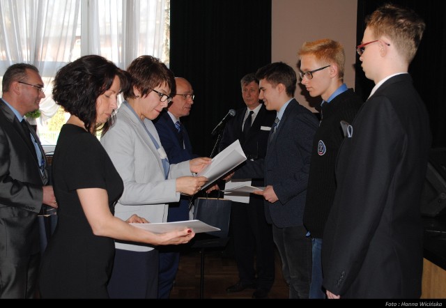 Przyznano nagrody i wyróżnienia najlepszym gimnazjalistom