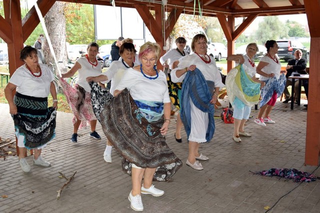 Piknikowo i tanecznie. Tak studenci Uniwersytetu Trzeciego Wieku w Skwierzynie zainaugurowali swój kolejny rok akademicki. Ależ się działo! Nie zabrakło występów, słynnego can-cana i wspólnego poczęstunku. ZOBACZCIE ZDJĘCIA >>>Zobacz film: Tak wyglądała inauguracja UTW w Żaganiu 2021: