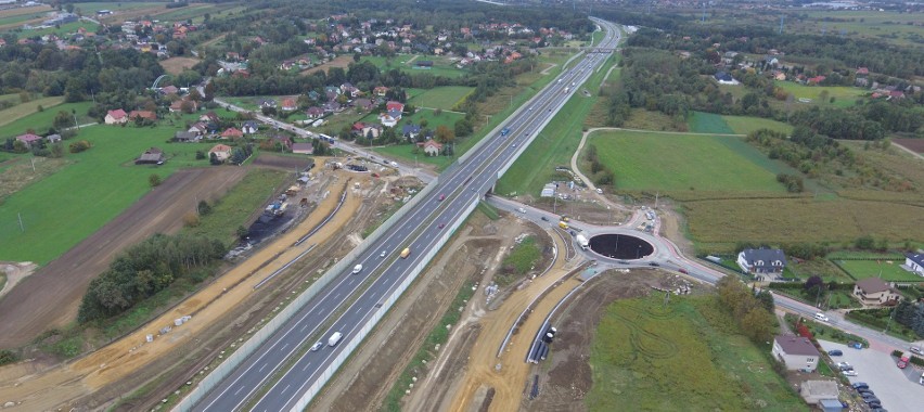 Na autostradzie A4 powstaje „Węzeł Niepołomice”. Pierwsze rondo już gotowe [ZDJĘCIA]