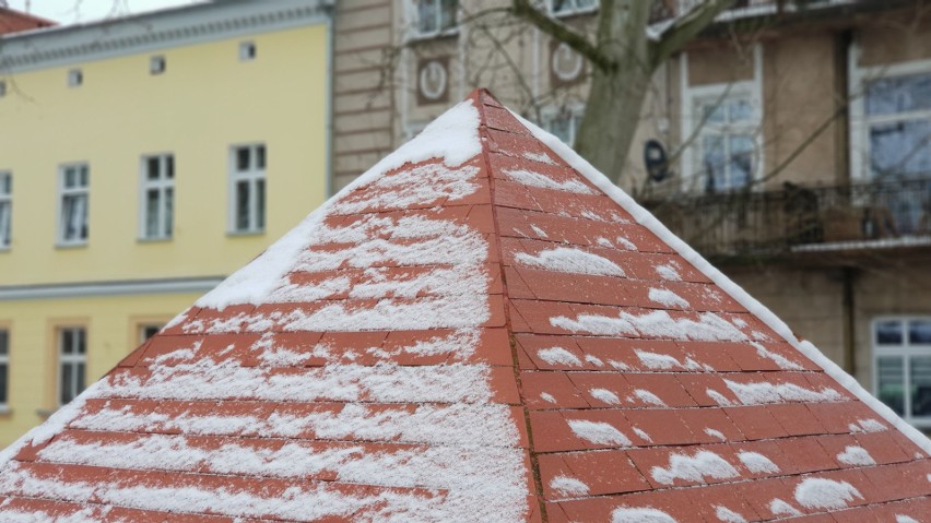 Piramidy w Strzelcach Opolskich na Placu Żeromskiego. Co znajduje się pod ziemią w centrum miasta?