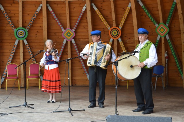Wszystkie kapele ludowe, soliści i śpiewacy prezentowali się w muszli parkowej przy Centrum Kultury w Wieniawie.
