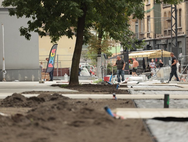 Ulica Małachowskiego w Sosnowcu ma się stać reprezentacyjnym deptakiem. Przebudowa trwa już ponad dwa lata. Tak ulica wyglądała 1 września 2023 rokuZobacz kolejne zdjęcia. Przesuwaj zdjęcia w prawo - naciśnij strzałkę lub przycisk NASTĘPNE