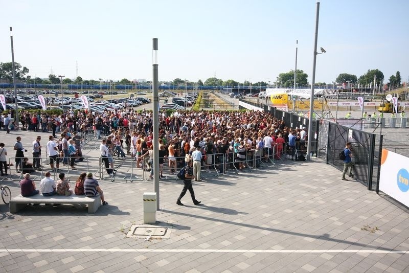 Fani Bon Jovi ustawili się w ogromnej kolejce do wejścia na stadion PGE Arena [ZDJĘCIA]