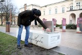 Ławka Niepodległości w Lublinie. Multimedialne siedzisko stanęło przy budynku Politologii UMCS