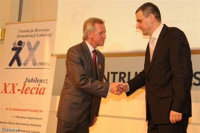 We wrześniu 2009 roku Tomasz Skibicki został odznaczony Złotym Krzyżem Zasługi. W Kancelarii Prezydenta RP wręcza mu go minister ś. p. Paweł Wypych