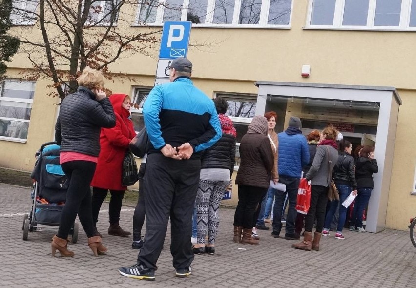 Przed inowrocławskim MOPS-em około godz. 8.30 stała około...