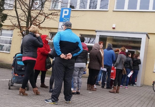 Przed inowrocławskim MOPS-em około godz. 8.30 stała około 20-osobowa kolejka. Nieco więcej osób czekało na złożenie wniosku wewnątrz budynku