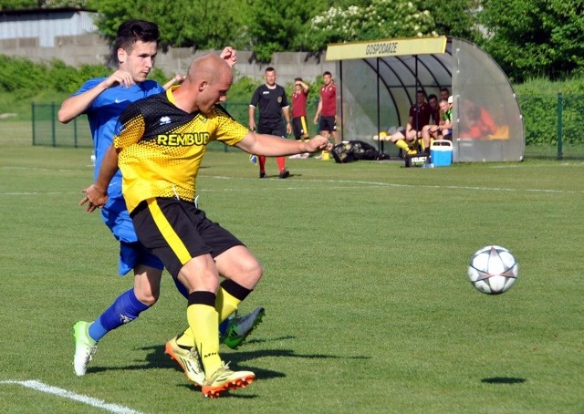 Mateusz Stanek (w żółtej koszulce, MKS Trzebinia) w starciu z Piotrem Łazarzem z Unii Tarnów.