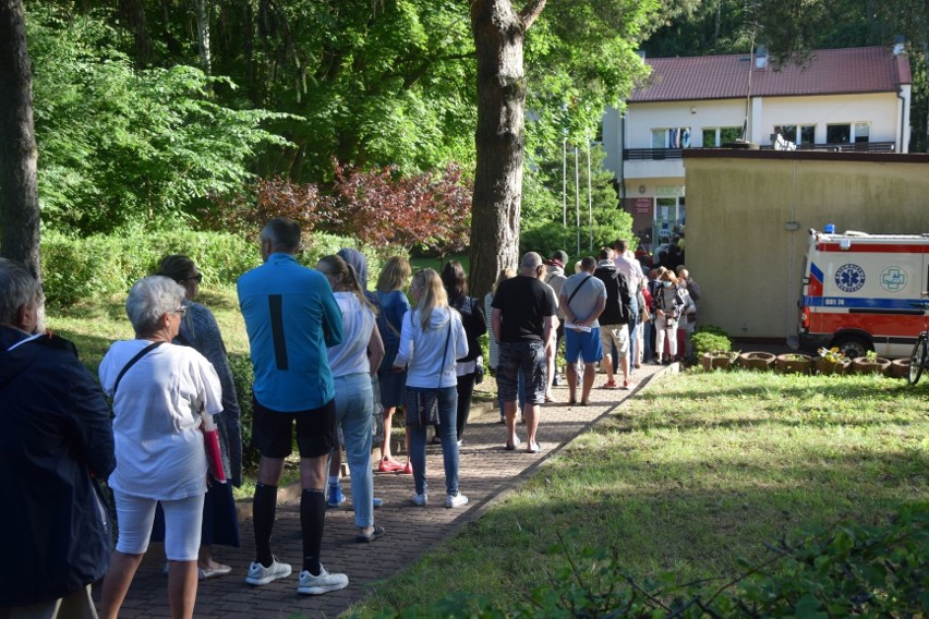 Tak głosują w Krynicy Morskiej. Duże kolejki