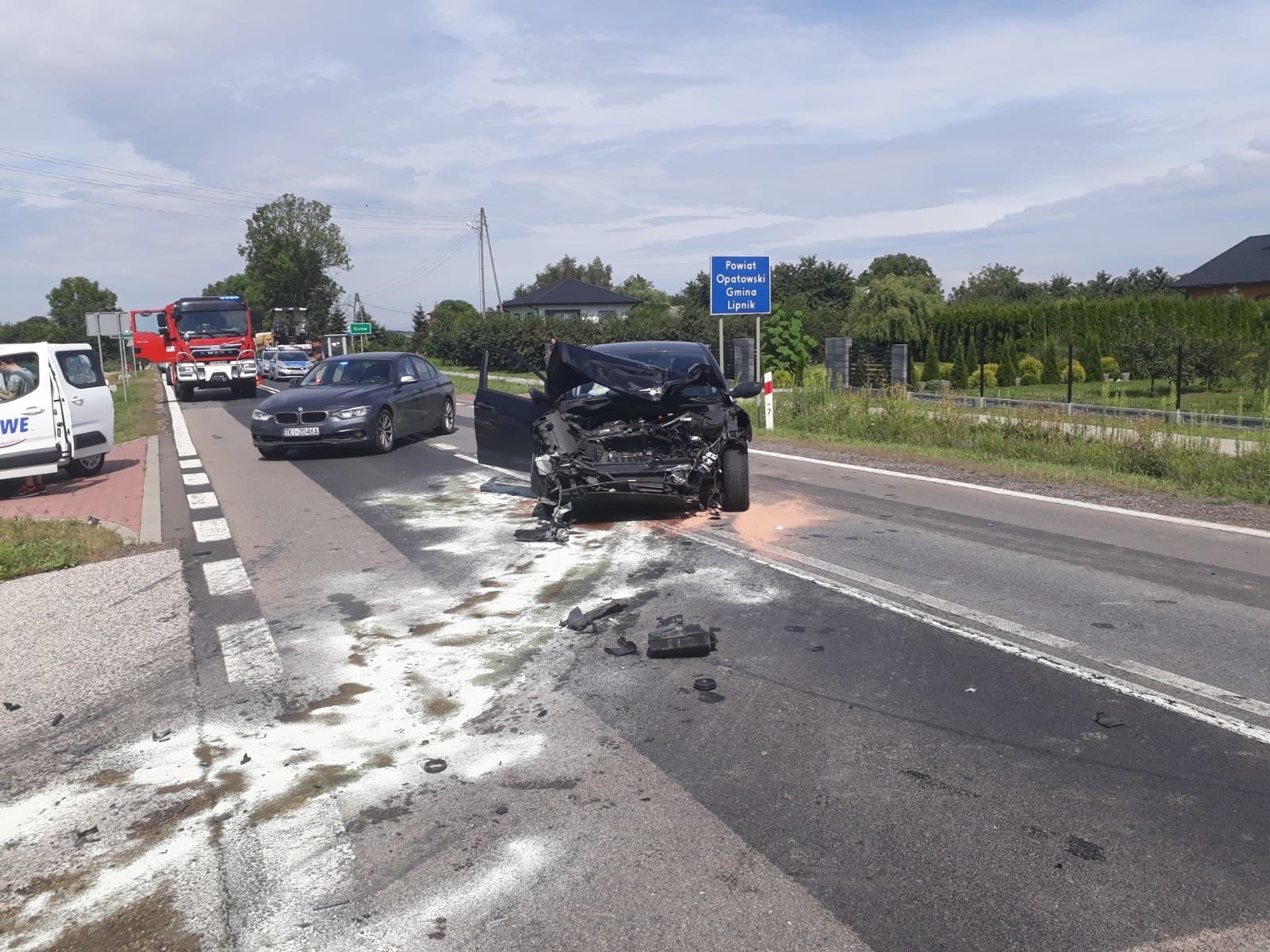 Zderzenie ciężarówki z osobówką na drodze
