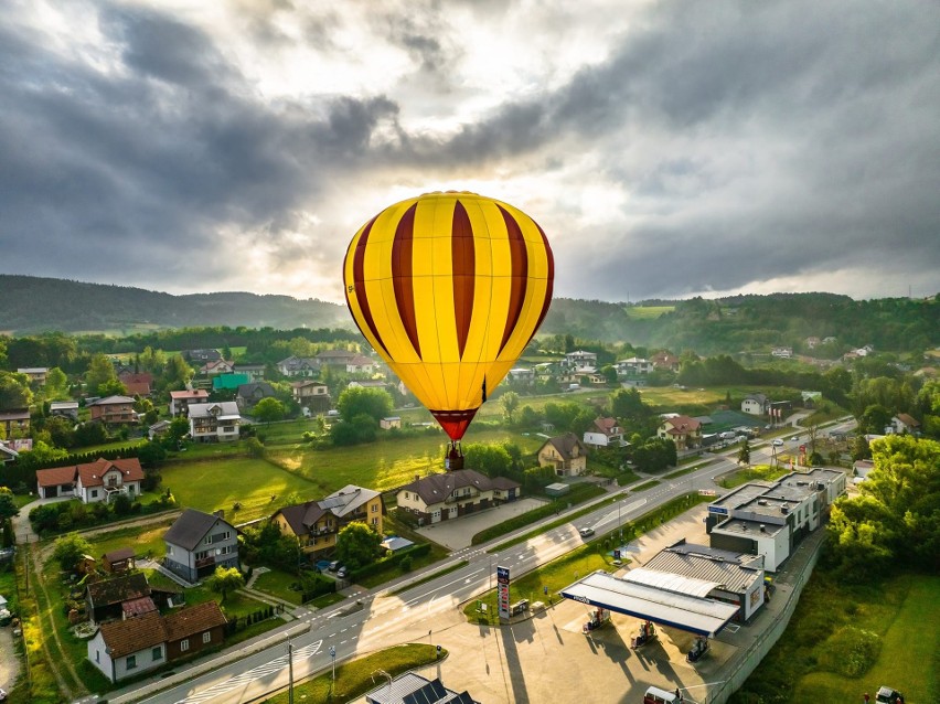 Kolorowe balony nad Nowym Sączem. Z Miasteczka Galicyjskiego wystartował Festiwal „Odlotowa Małopolska”