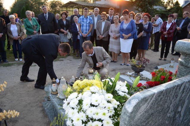 10. rocznica śmierci Andrzeja Rosiaka - burmistrzaDla uczczenia pamięci Andrzeja Rosiaka (dyrektora Muzeum Ziemi Pałuckiej, burmistrza Żnina w latach 2002-2004) rodzina, przyjaciele i znajomi uczestniczyli we mszy św. w kościele pw. św. Floriana, a później złożyli kwiaty i zapalili znicze na Jego grobie.