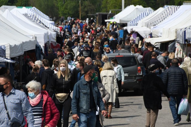 W niedzielę w Miedzianej Górze odbywały się giełda samochodowa, która w ostatnich przekształciła się w największe w regionie targowisko. Wystawionych aut było zaledwie około 40, jednak straganów, które wystawili kupcy z branż obuwniczej, odzieżowej, rowerowej, meblowej oraz innych, było całe mnóstwo. Więcej zdjęć na kolejnych slajdach. Dopisali także klienci. Na drodze krajowej numer 74 w Miedzianej Górze od strony Kielc ustawiły się gigantyczne korki. Na wjazd na giełdę trzeba było czekać kilkadziesiąt minut. Na placu targowym wokół straganów krążyło tysiące ludzi. Klienci w większości starali się podstawowe zachowywać zasady bezpieczeństwa, takie, jak maseczki. Trochę gorzej było z odległościami, ale tutaj kupujących starali się upominać sprzedawcy.Giełda w Miedzianej Górze niegdyś była najważniejszym punktem sprzedaży używanych aut w województwie świętokrzyskim. W ostatnich latach wyewoluowała w największe w regionie targowisko. Sprzedających samochody jest tu z roku na rok coraz mniej, jednak ich miejsce błyskawicznie wypełniły stragany oferujące artykuły z innych dziedzin i miejsce to dalej tętni życiem. 