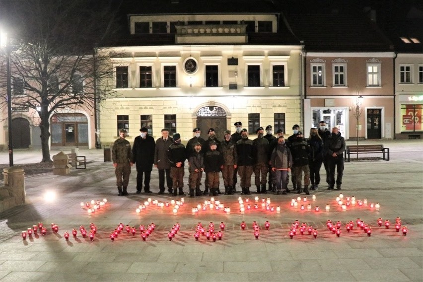 Myślenice. "1 marca. Pamiętamy" na płycie rynku. Tutaj obchodzono Narodowy Dzień Pamięci Żołnierzu Wyklętych [ZDJĘCIA]