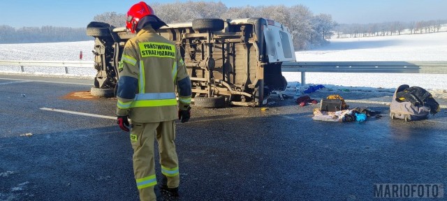 Wypadek na nowej obwodnicy Niemodlina. Dachował bus, dwie osoby poszkodowane