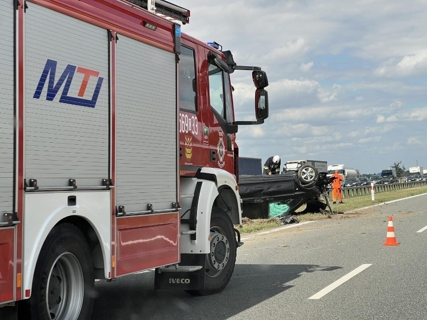 Dachował bus, którym jechały cztery osoby.