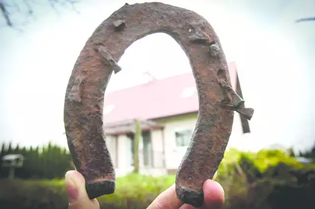 Nad drzwiami dobrze jest przybić żelazną podkowę (najlepiej znalezioną), bo podkowa to żelazne szczęście. Powieszona na kształt litery "U&#8221; przyciąga powodzenie i pieniądze oraz chroni przed negatywną energią (jeżeli wisi odwrotnie). Jeśli przybijemy ją siedmioma gwoździami, dodatkowo wzmocnimy jej działanie, ponieważ ta cyfra ma magiczną moc przyciągania szczęścia. 