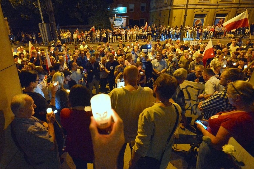 Protest pod Sądem Okręgowym w Kielcach. Setki kielczan świętowało weto prezydenta 