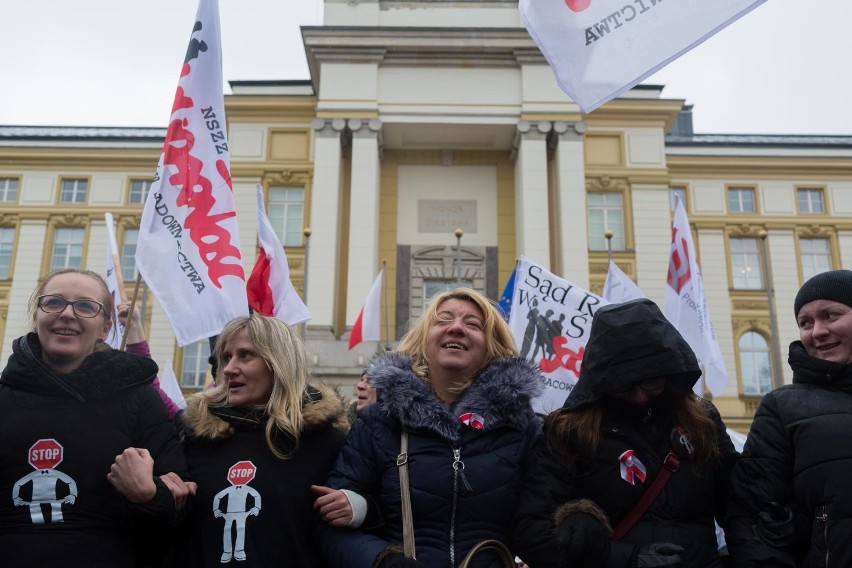 Warszawa: Protest pracowników sądów i prokuratur przed KPRM. Domagają się podwyżek [ZDJĘCIA]