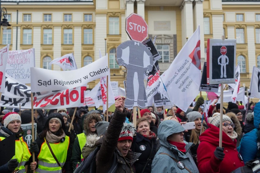 Warszawa: Protest pracowników sądów i prokuratur przed KPRM. Domagają się podwyżek [ZDJĘCIA]