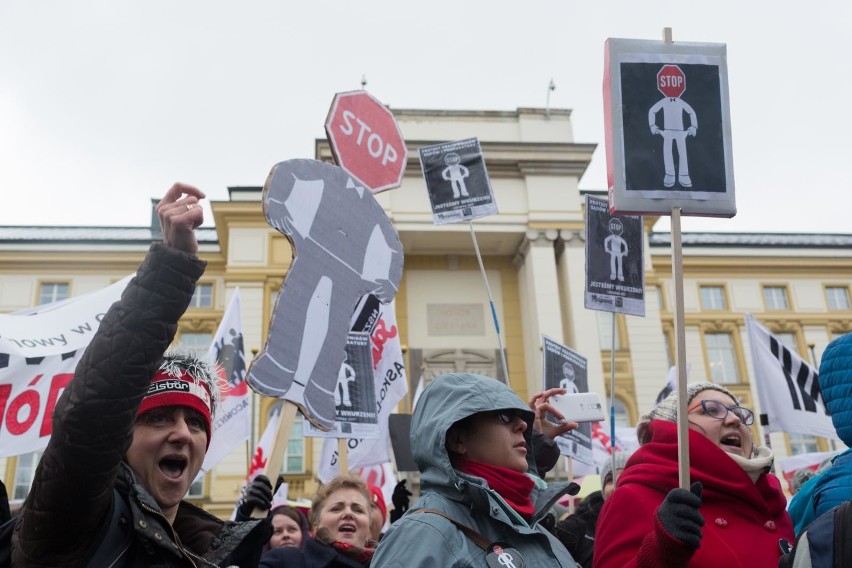 Warszawa: Protest pracowników sądów i prokuratur przed KPRM. Domagają się podwyżek [ZDJĘCIA]