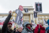 Warszawa: Protest pracowników sądów i prokuratur przed KPRM. Domagają się podwyżek [ZDJĘCIA]